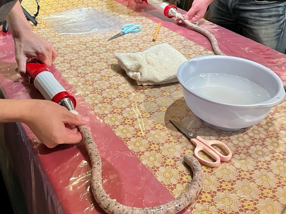 ソーセージに肉を詰めていく