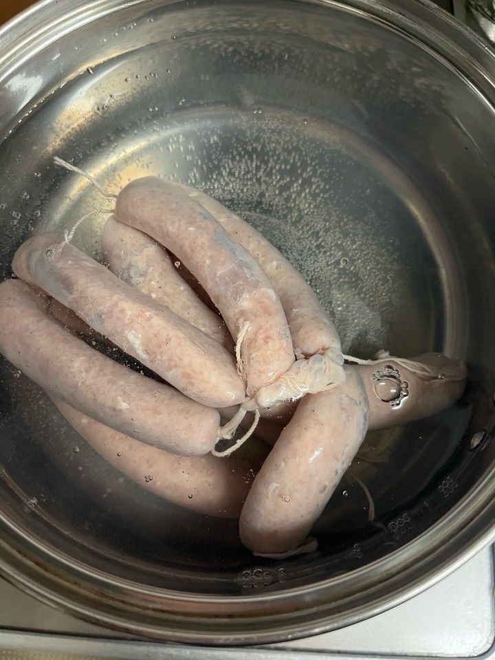 70度でソーセージを茹でる